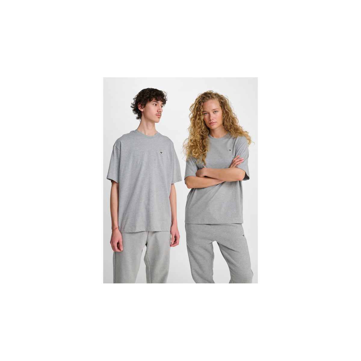 CAMISETA HUMMEL GRIS...